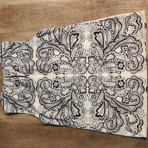 The Limited *Sleeveless Black and White Patterned Blouse. - Picture 4 of 8